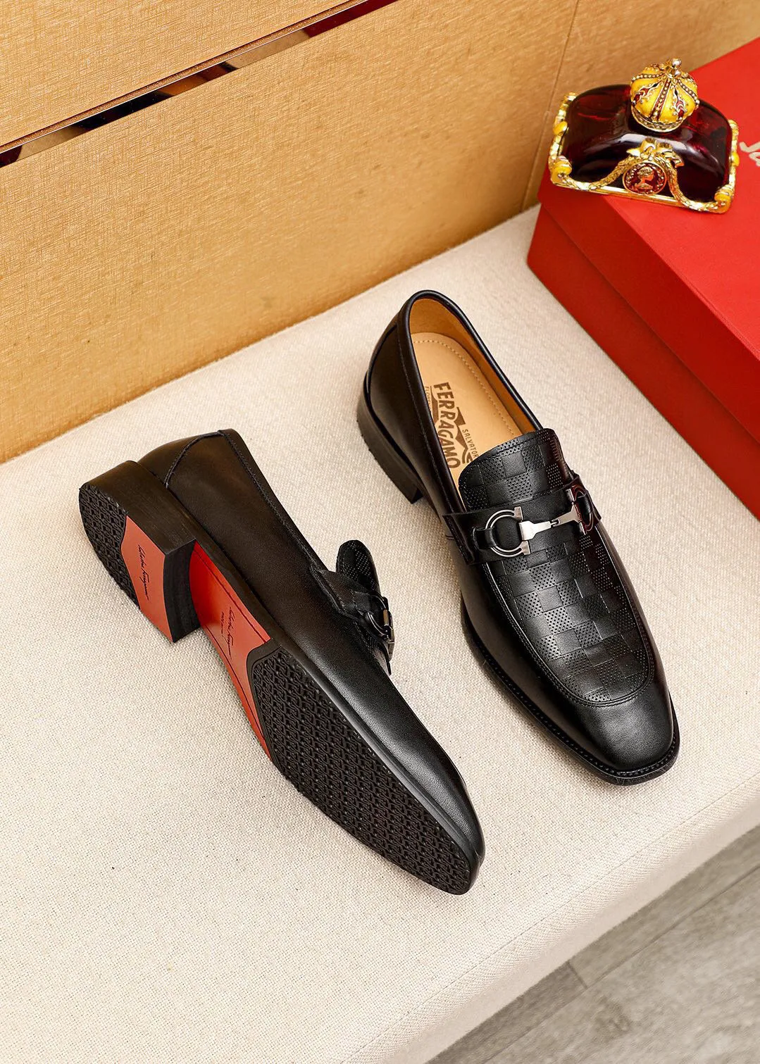 Men's shoes 💰460 💐 Product trademark: Ferragamo "Ferragamo" casual leather shoes Regular size: 38-44 (45🉑️customized) Product materials: Selected imported first-layer calfskin embossed upper + luxury hardware buckle, imported water-dyed cowhide leather lining. Strong three-dimensional visual effect, original combination outsole Color: 1⃣️color optional